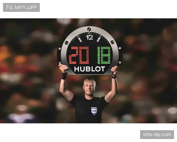 第四官员示意换人，场边小球童抢先一步将球掷入场内